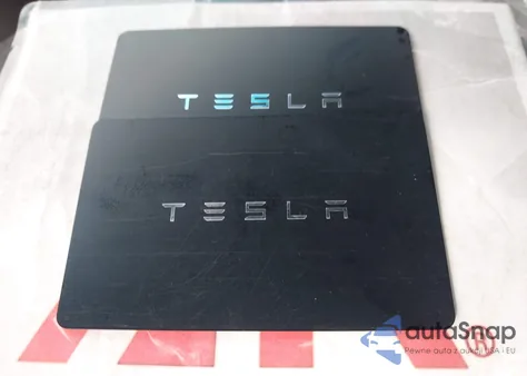 2024 Tesla Model Y Long Range Dual Motor All-Wheel Drive z USA, uszkodzony, nr VIN 7SAYGDEE8RA252314